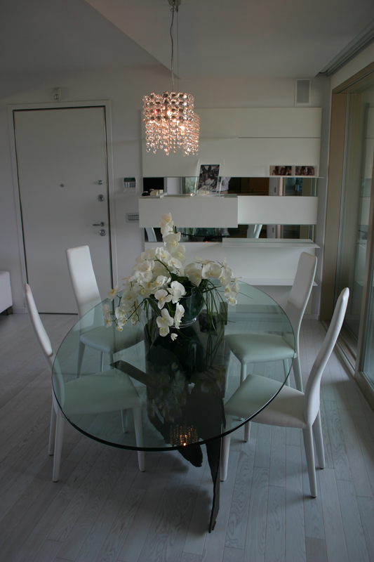 Foto5 - Living - zona tavolo, parete ingresso